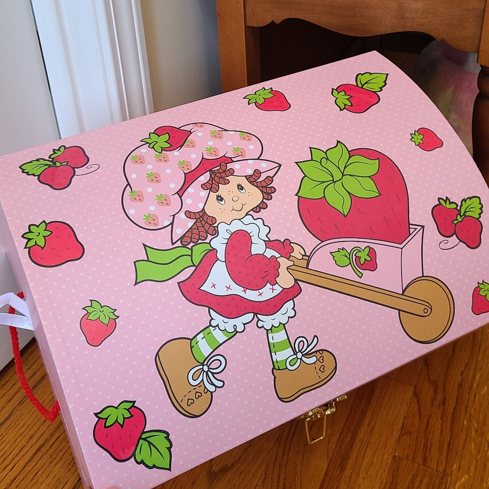 Strawberry Shortcake Storage Chest - Picture 2 of 7